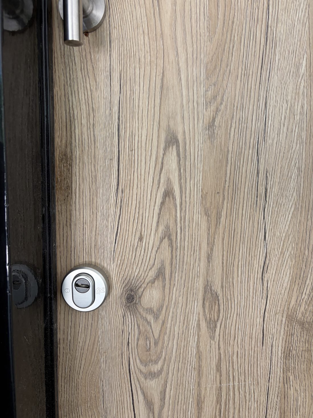 Ronde kerntrekrozet op een houten deur