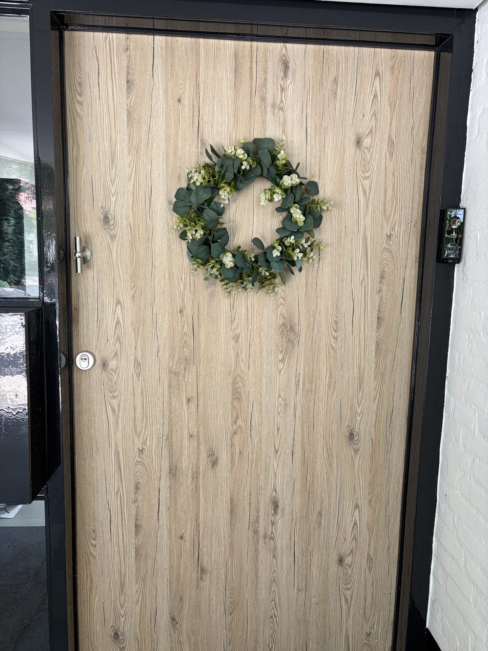 Kerntrekrozet op een houten voordeur