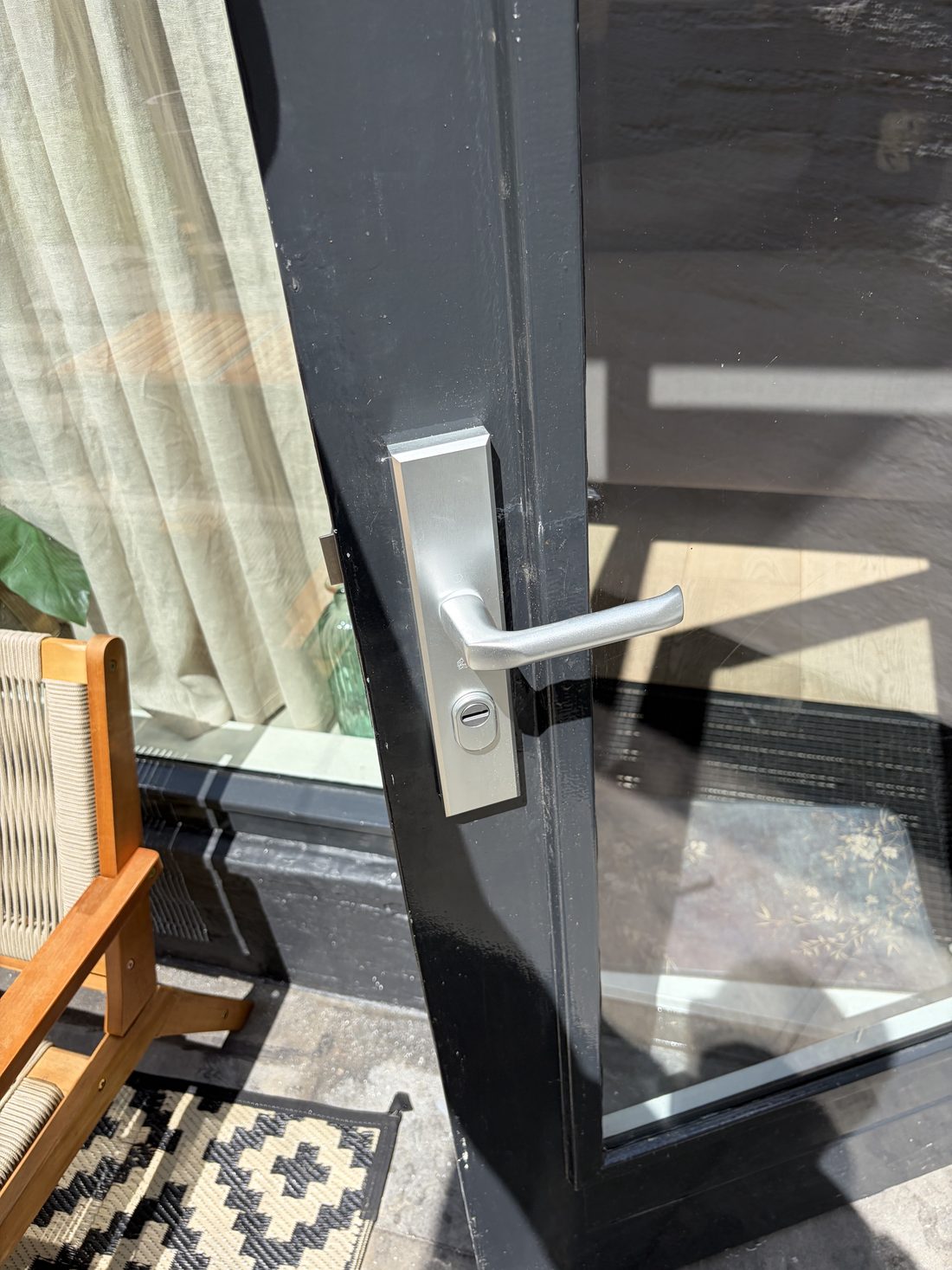 Veiligheidsbeslag met kerntrekbeveiliging op een deur